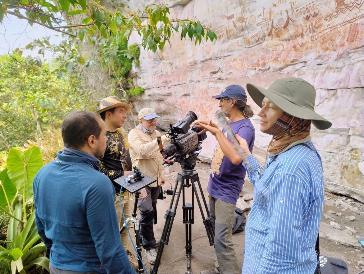 Investigadores grabando en Serranía La Lindosa