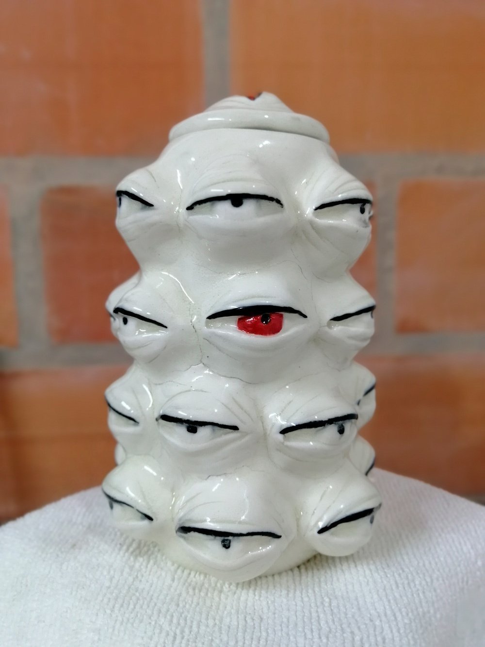 recipiente cerámica con ojos