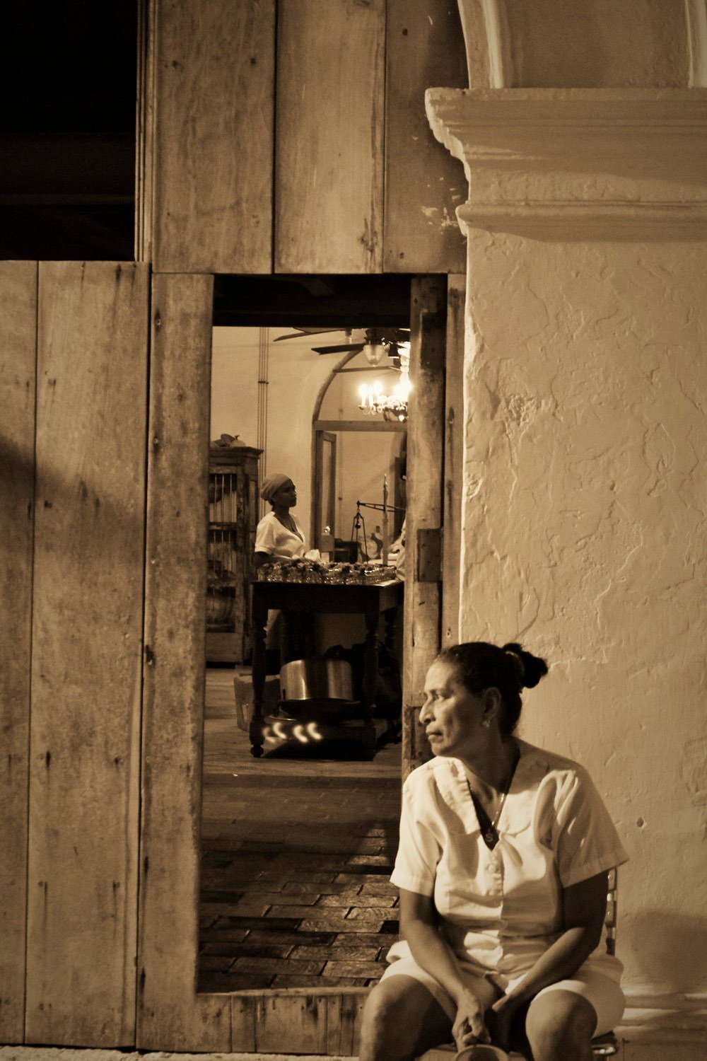 A través del portón