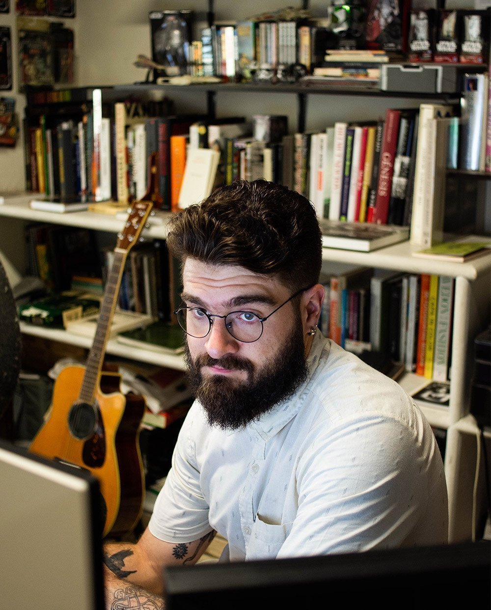 persona frente a computador