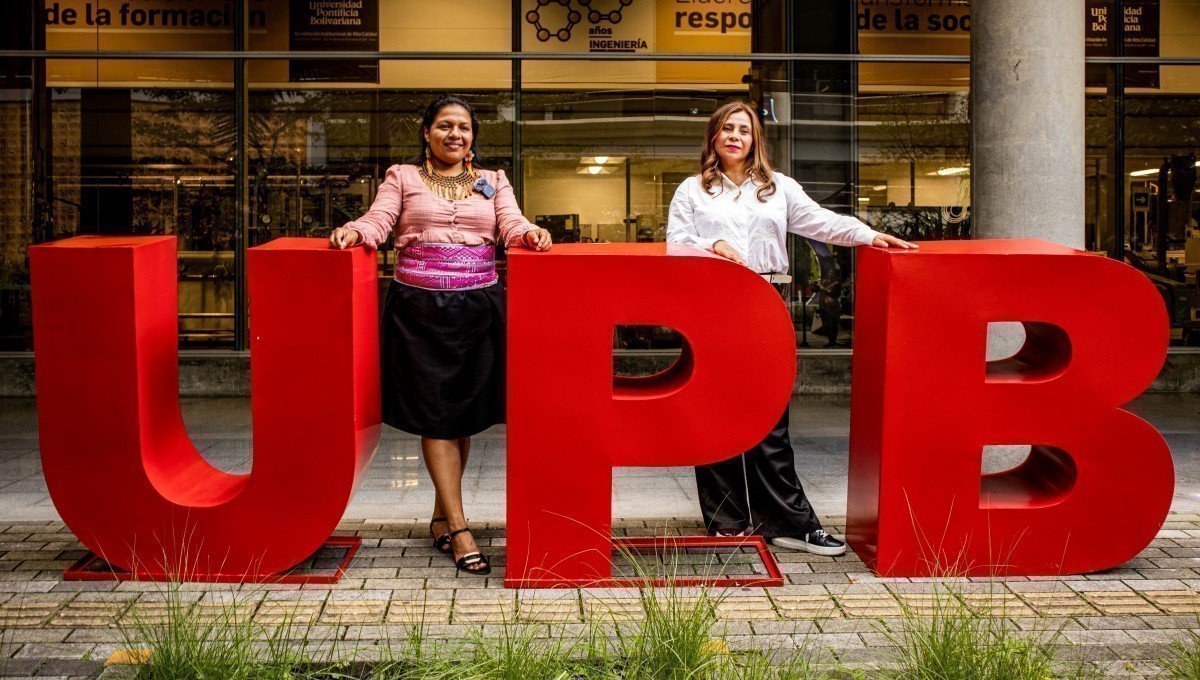 Claudia Liliana Chindoy y la docente Viviana Marcela Alonso Marroquín, en el marco de la Escuela de Verano - Saberes UPB 2025.