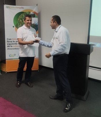 entrega de premio a docente upb