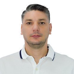 Foto frontal de medio plano del docente Agustin Mazzeo