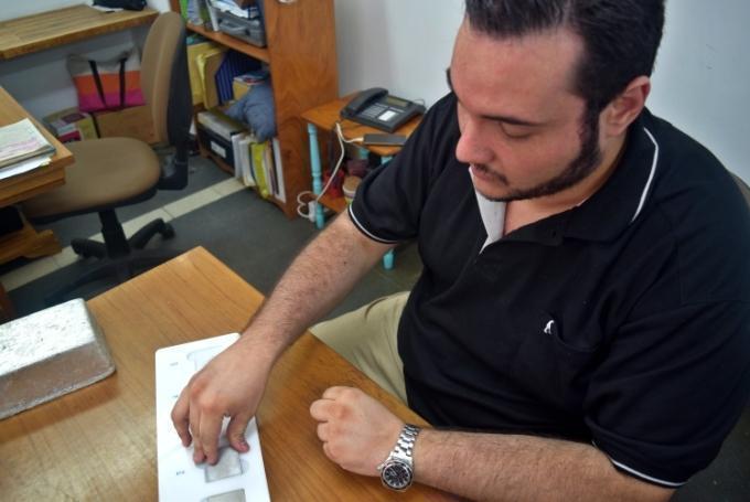 El investigador preparando las muestras para el ensayo de propiedades sensoriales