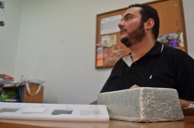 Un lingote de magnesio junto con las muestras para el ensayo. Al fondo, Alejandro Zuleta