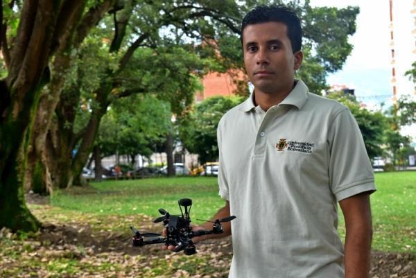 Alex López con el dron