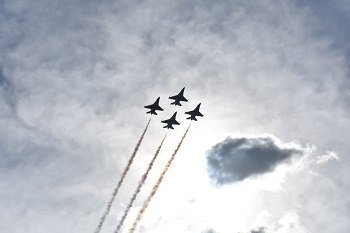 Show de aviones en la Feria Aeronáutica