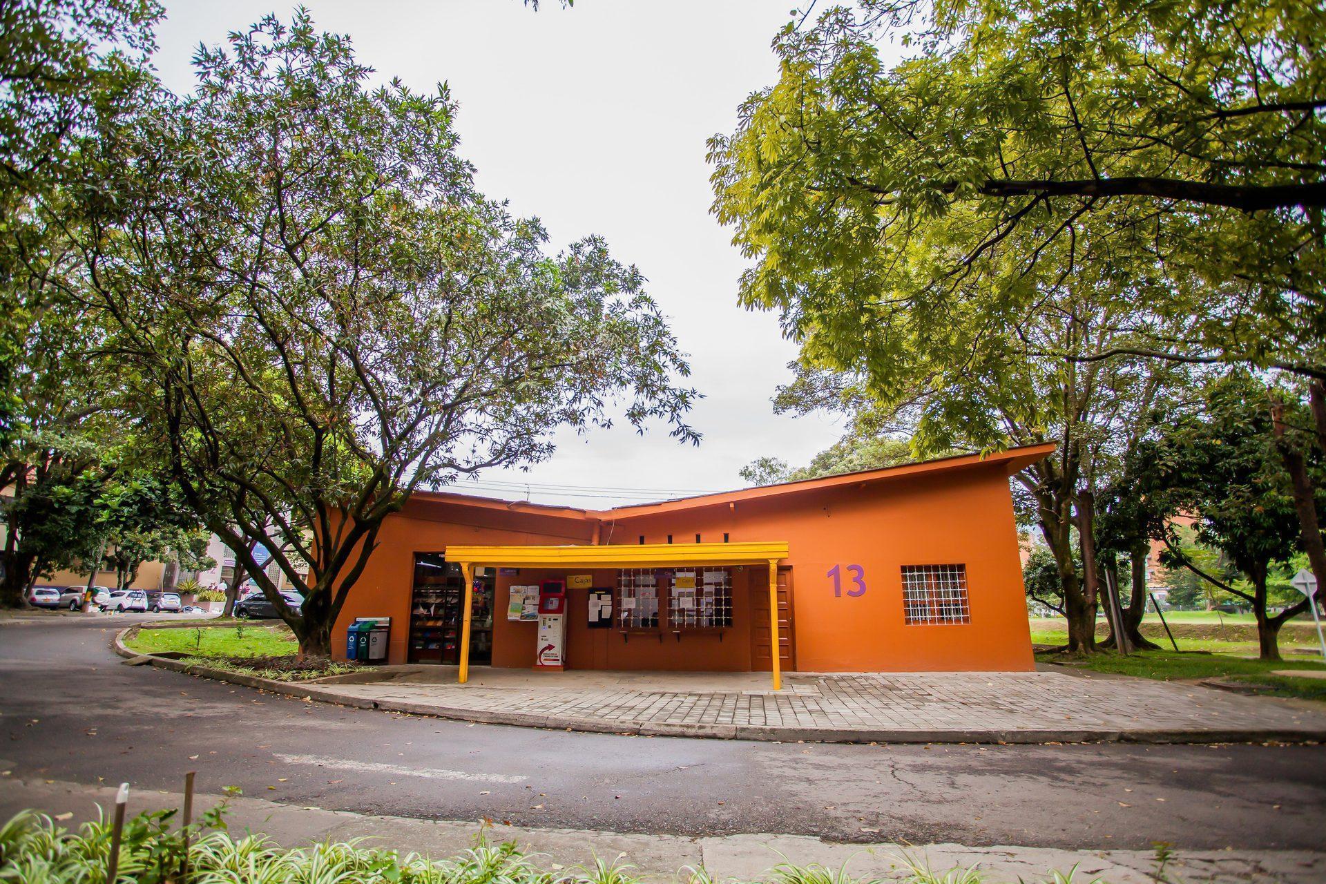 Bloque 13, Editorial, librería y tienda universitaria