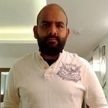 Foto frontal de medio plano del docente Camilo Soto Montoya