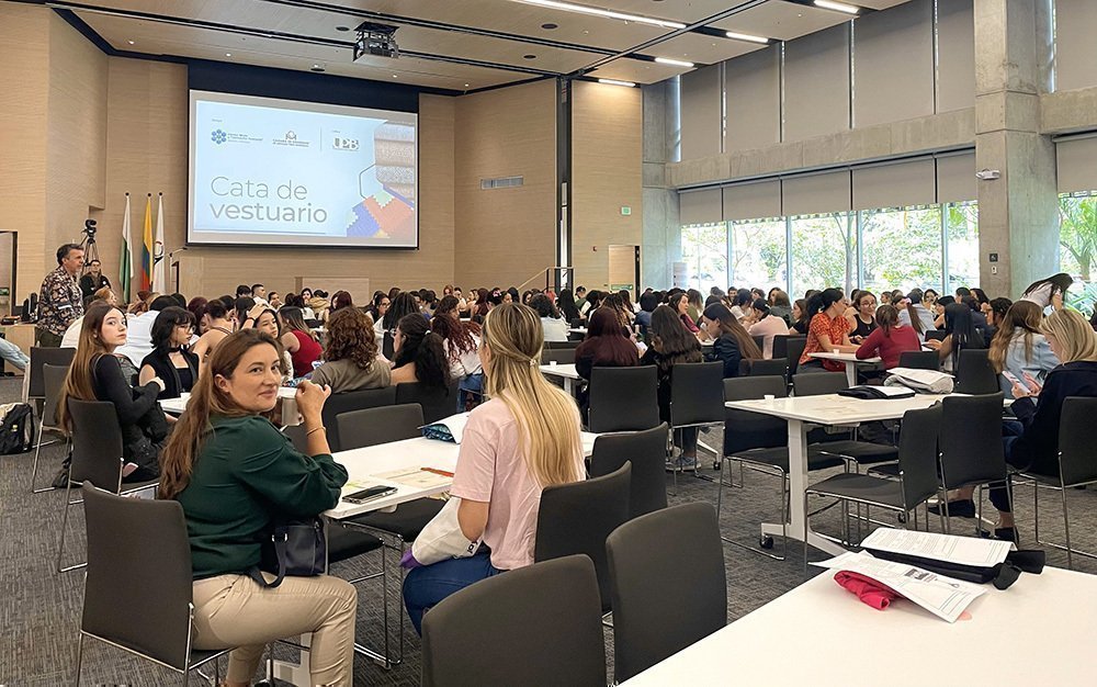 El evento Cata de Vestuario reunió a estudiantes de la Facultad de Diseño de Vestuario, docentes, egresados y expertos en diseño, se consolidó como una experiencia única de aprendizaje y reflexión profunda sobre el valor de las prendas más allá de su esté