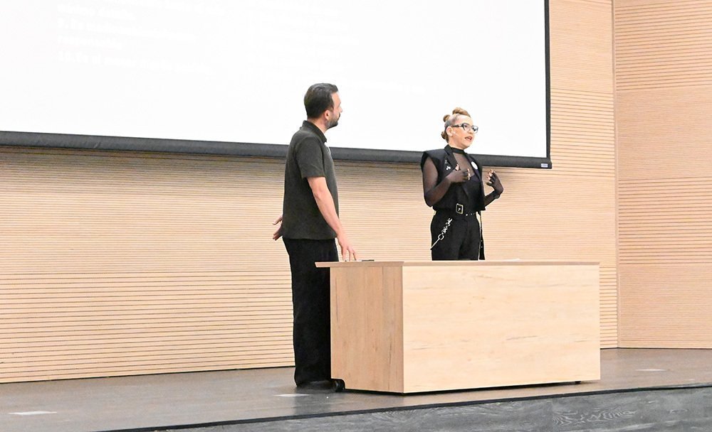 El evento Cata de Vestuario reunió a estudiantes de la Facultad de Diseño de Vestuario, docentes, egresados y expertos en diseño, se consolidó como una experiencia única de aprendizaje y reflexión profunda sobre el valor de las prendas. 