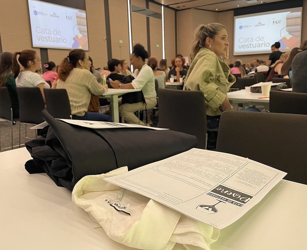 El evento Cata de Vestuario reunió a estudiantes de la Facultad de Diseño de Vestuario, docentes, egresados y expertos en diseño, se consolidó como una experiencia única de aprendizaje y reflexión profunda sobre el valor de las prendas.