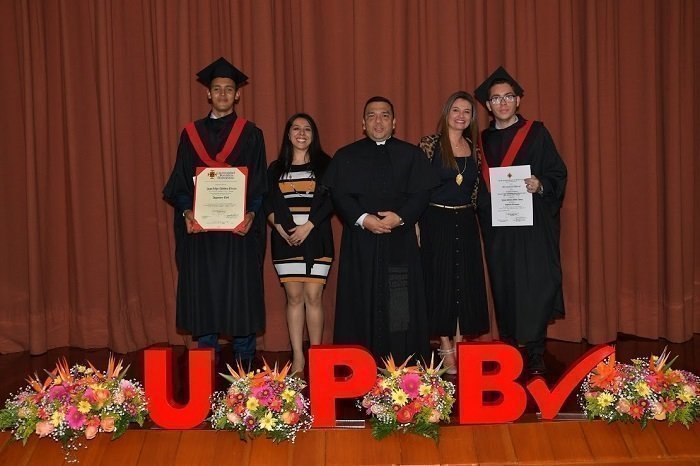 Foto estudiantes becados CAVIPETROL