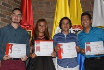 Jóvenes en certificación del programa en inglés  