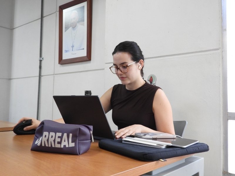 Chica estudiando en la biblioteca 