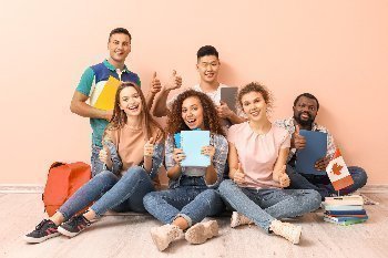 Estudiantes de diferentes nacionalidades sentados