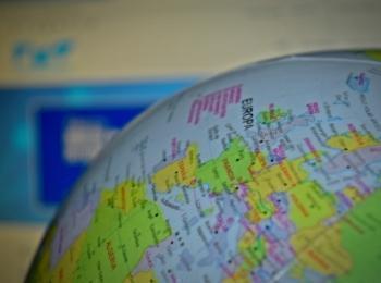 Mapamundi con fondo en desenfoque del Institut Mines-Telecom