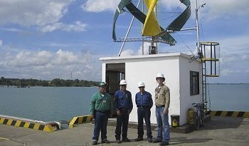 Ingenieros en una planta eólica