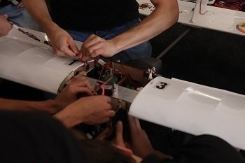 Estudiantes trabajando en aeronave