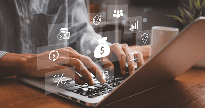 Persona en computador que proyecta gráficos relacionados con finanzas