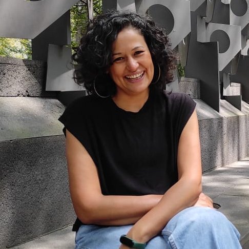 Foto frontal de Natalia Pérez sentada