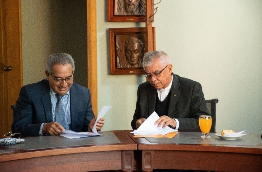 Entrega del convenio firmado en Ecuador