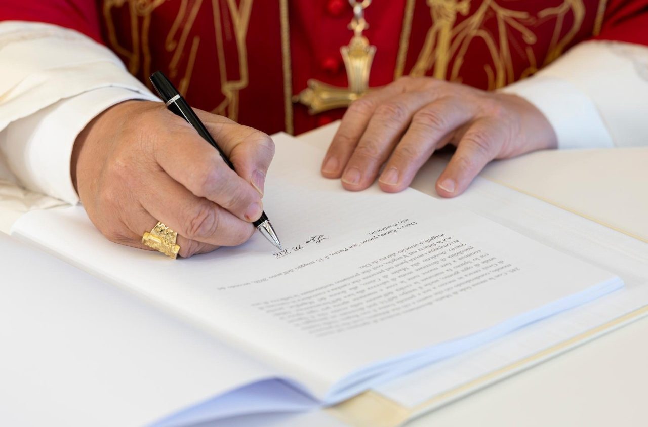 Papa León XIV firma la Encíclica Magnifica Humanitas, cortesía Vatican News