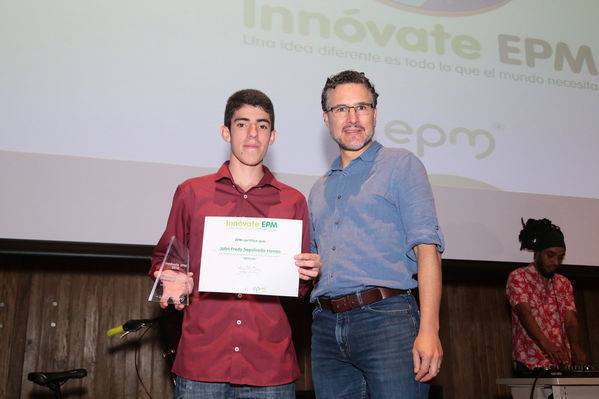 John Freddy Sepúlveda Henao recibe el reconocimiento.