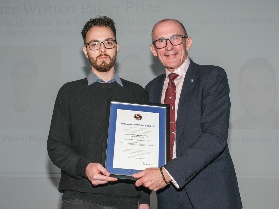 Egresados y docentes ganan premio Bronce