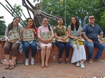 Estudiantes de Asia en la fuente