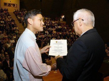 Estudiante recibiendo reconocimiento por parte del Rector General