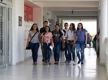 Grupo de estudiantes caminando por pasillo de la UPB Montería