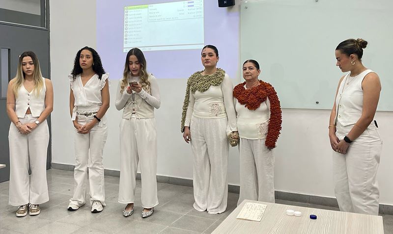 Estudiantes presentaron Rápido de Vestuario: Laureles tema circular