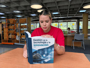 Foto estudiante leyendo libro de gestión, tecnología e innovación