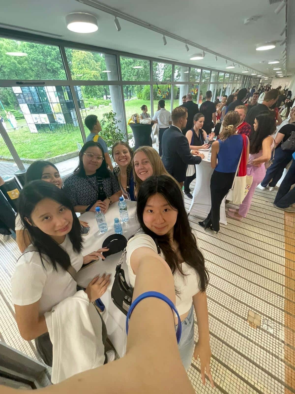 Isabella con participantes en Polon