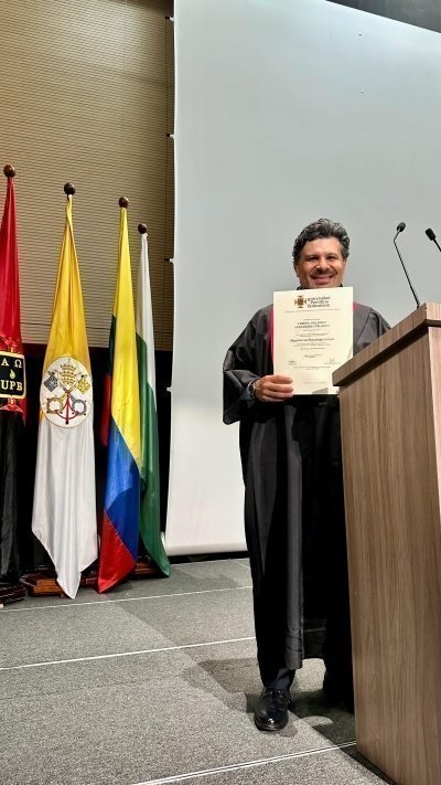 Imagen del docente Freddy Santamaría con diploma