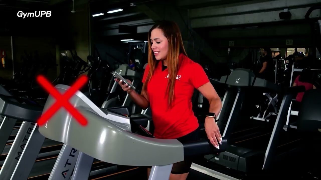 Imagen de mujer en caminadora de gimnasio UPB