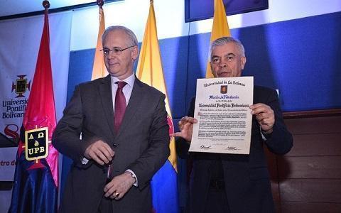 La Universidad de La Sabana entrega moción de felicitación a la UPB por sus 80 años