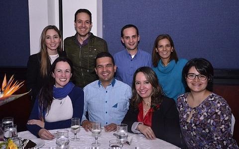 Grupo de egresados posando para una foto