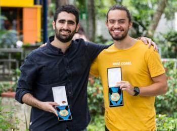 Felipe Raad (izquierda) y Juan Pablo Vargas (derecha) muestran las medallas de oro obtenidas.