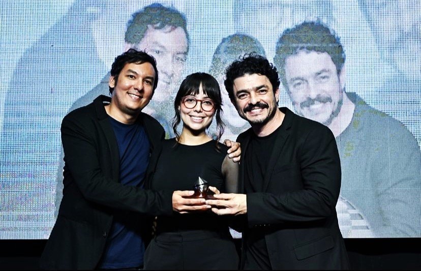 De izquierda a derecha: Guillermo Cantillo, egresado UPB y jefe del equipo de diseño en Parque Explora; Cristina Gallego, egresada UPB y diseñadora industrial del Parque Explora y Juan Pablo Gaviria, como el director de Innovación y Desarrollo del Parque 