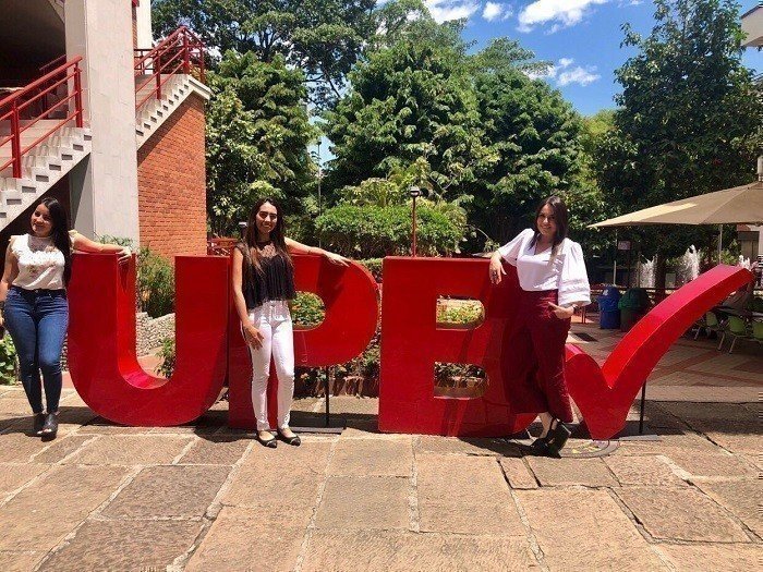 Egresadas UPB en Caracol Radio