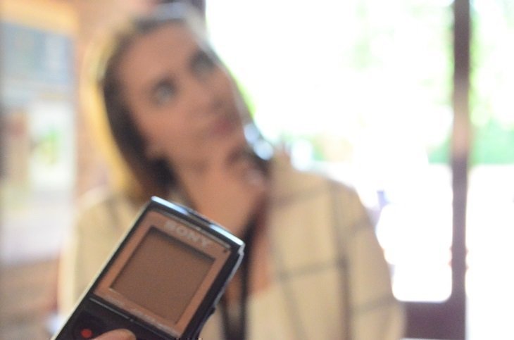 Persona pensando que responder a los medios de comunicación 