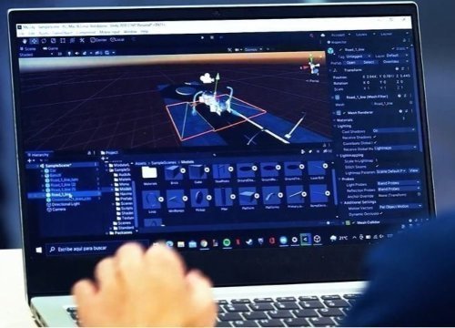 Persona manipulando un computador