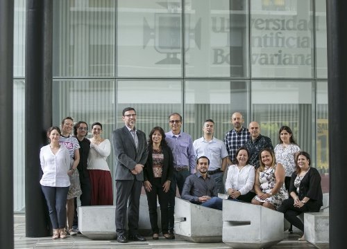 Plano general de docentes del Doctorado en Comunicación, de fondo se ve el Centro de Eventos Forum