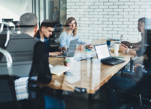 Mesa de reunión con varias personas