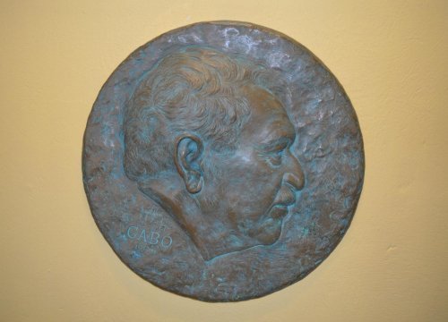 Moneda antigua con cara de algún escritor