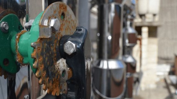 Engranaje oxidado en una máquina industrial