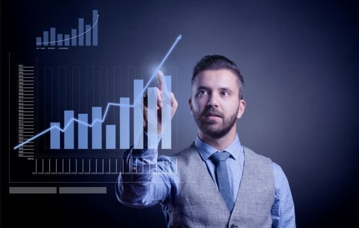 Persona manipulando gráficas digitales que se reflejan en la pantalla en forma 3d