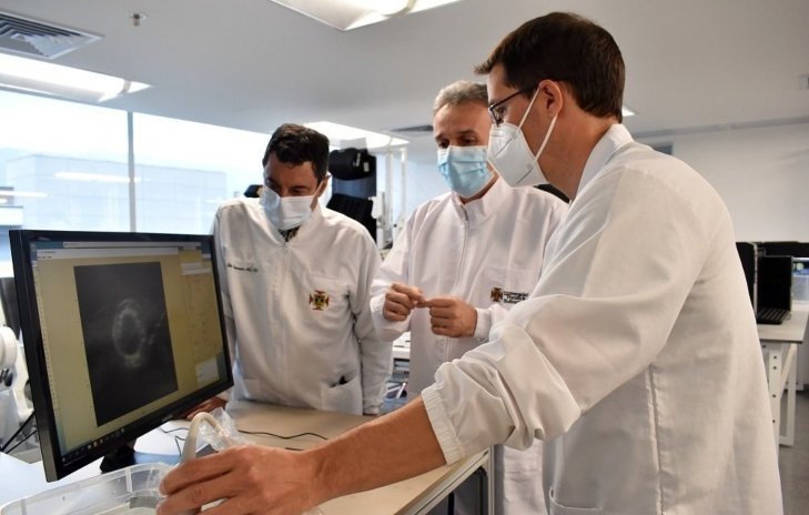 Investigadores observando una pantalla durante una sesión de laboratorio.
